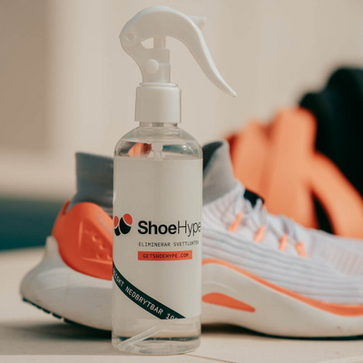 Der Schuhspray von ShoeHype hat Eigenschaften, die perfekt darauf ausgelegt sind, die Ursache des übler Schuhgerüche zu beheben. Unmittelbar nach dem Aufsprühen werden Bakterien, Pilzsporen und Hautzellen in Ihren Schuhen angegriffen und beseitigt. Keine chemischen Zusätze, kein Parfüm, sondern einfach ein Biozid, das das Grundproblem übelriechender Schuhe eliminiert.
